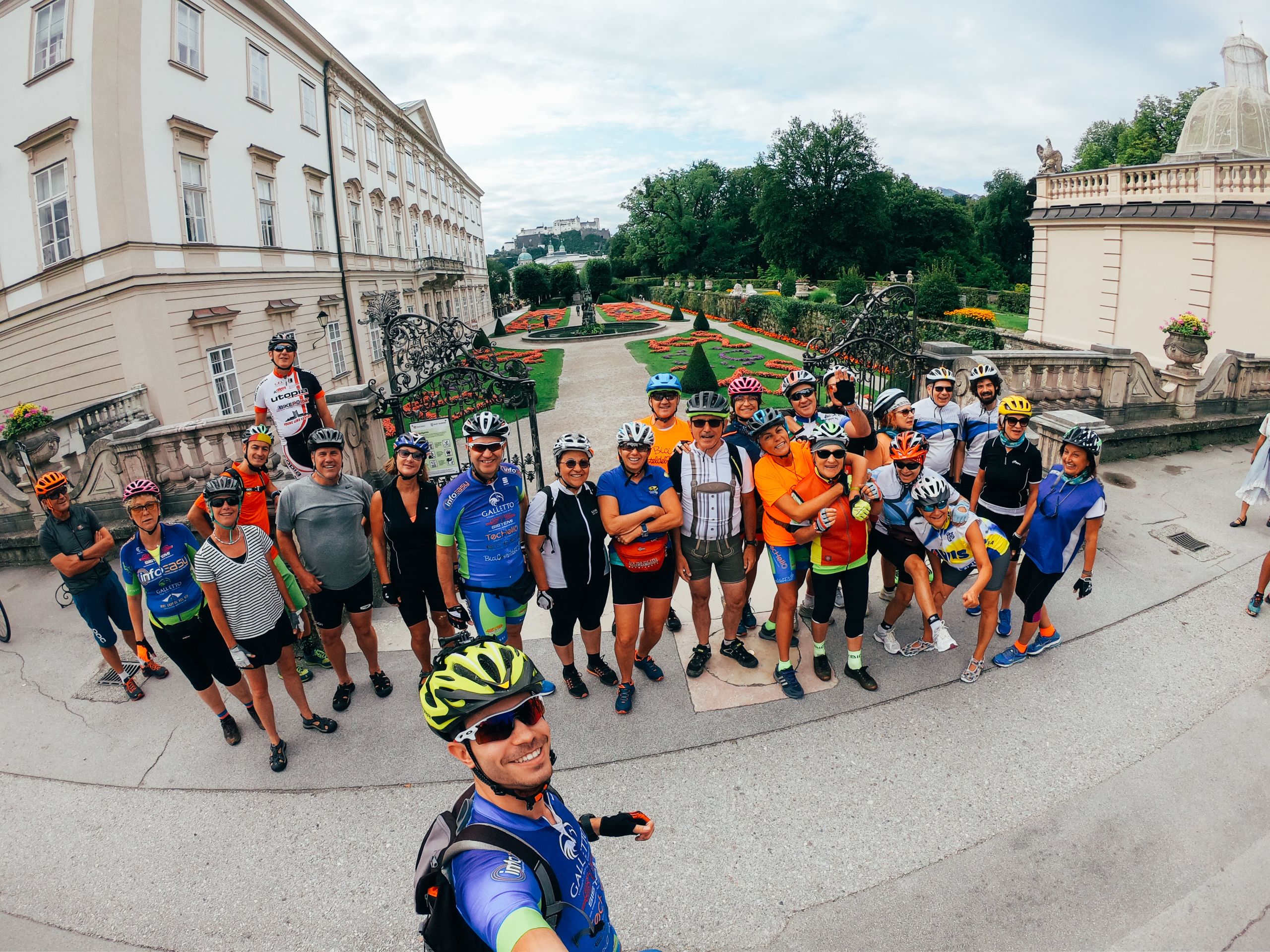 Gruppo di ciclisti in escursione lungo la Ciclovia dell'Alpe Adria.